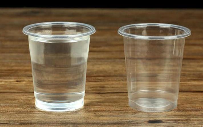 塑料杯能装开水吗（塑料杯是否可容纳热水）