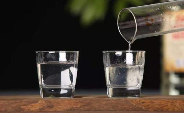 水和酒精哪个密度大（比较水的密度和酒精的密度大小）