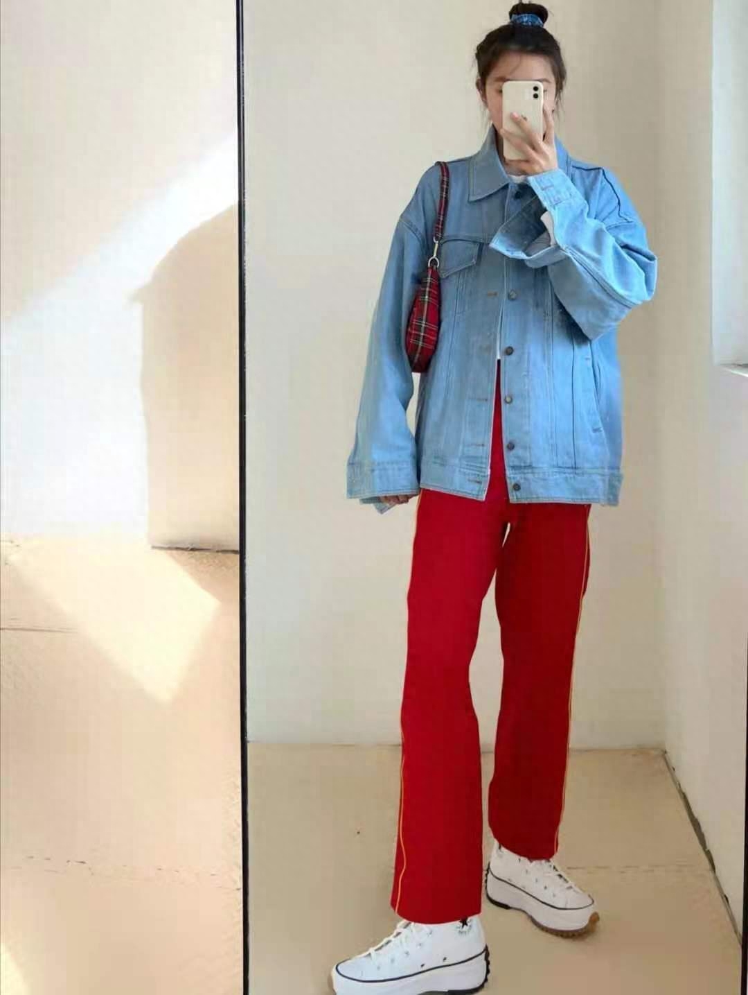 红色裤子配什么颜色上衣（女生红色裤子的穿搭示范）