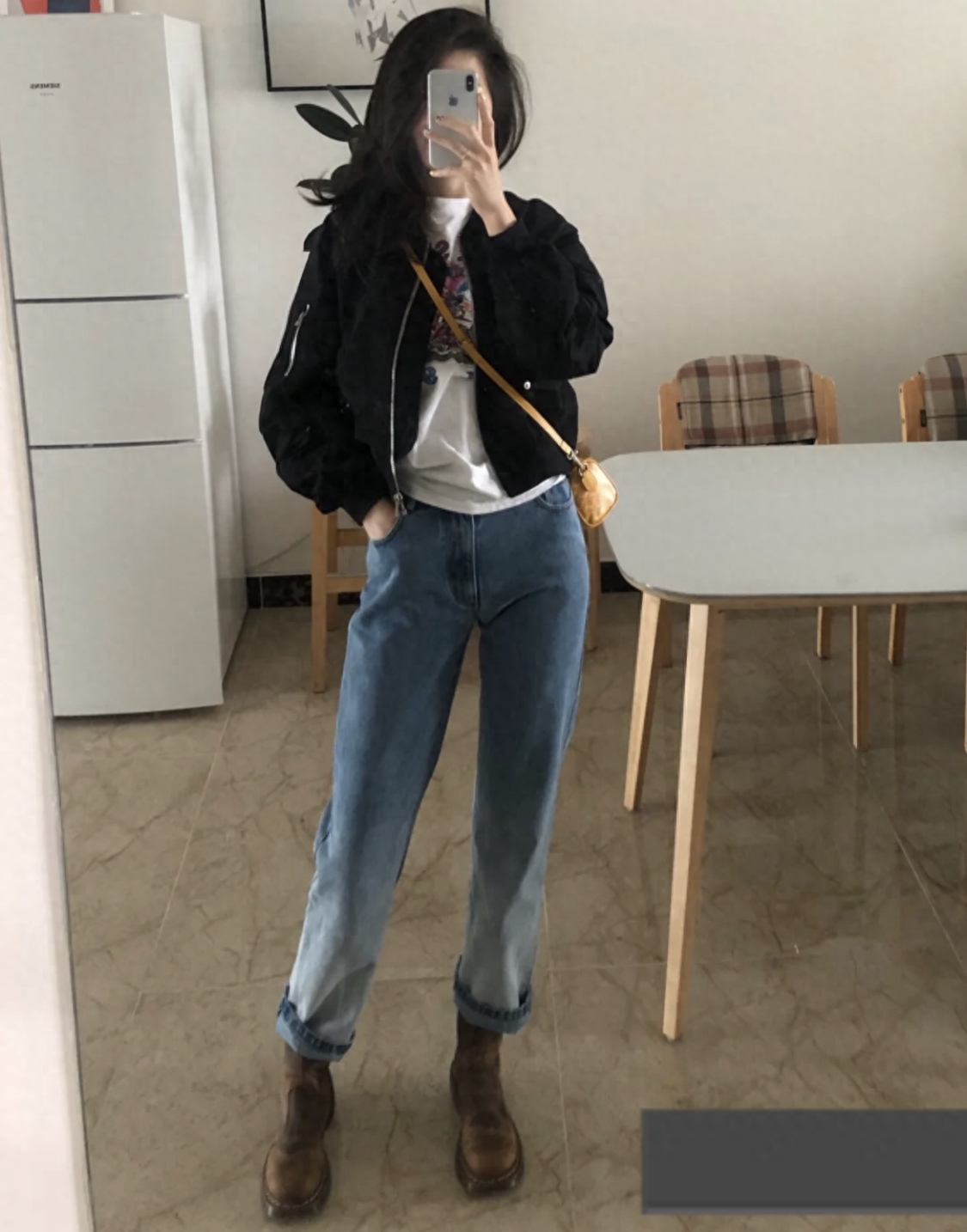 棒球服里面搭配什么衣服（棒球外套怎么穿比较时髦）