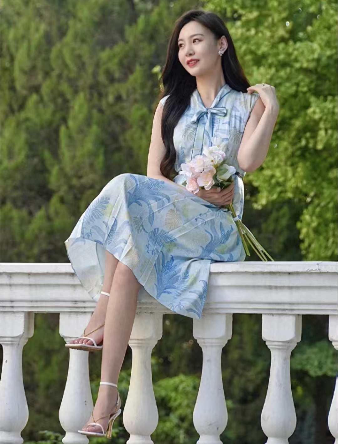 浅蓝色上衣搭配什么裤子（8种夏季常见的浅蓝色搭配方法）