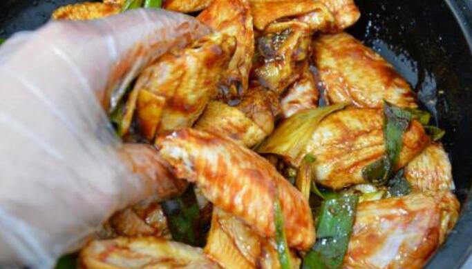 烤鸡翅怎么腌制才入味（鸡翅腌制的窍门及所需材料）