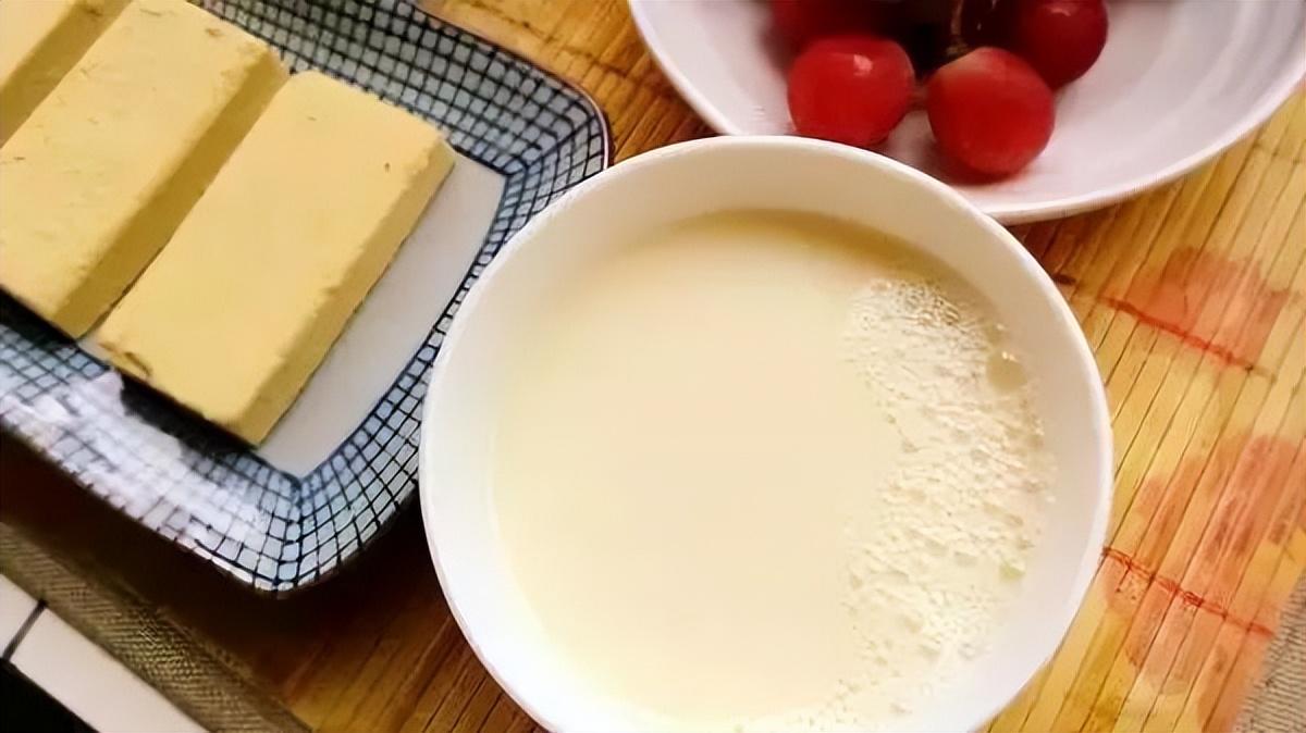 牛奶和什么不能一起吃（不能与牛奶同食的4种食物）