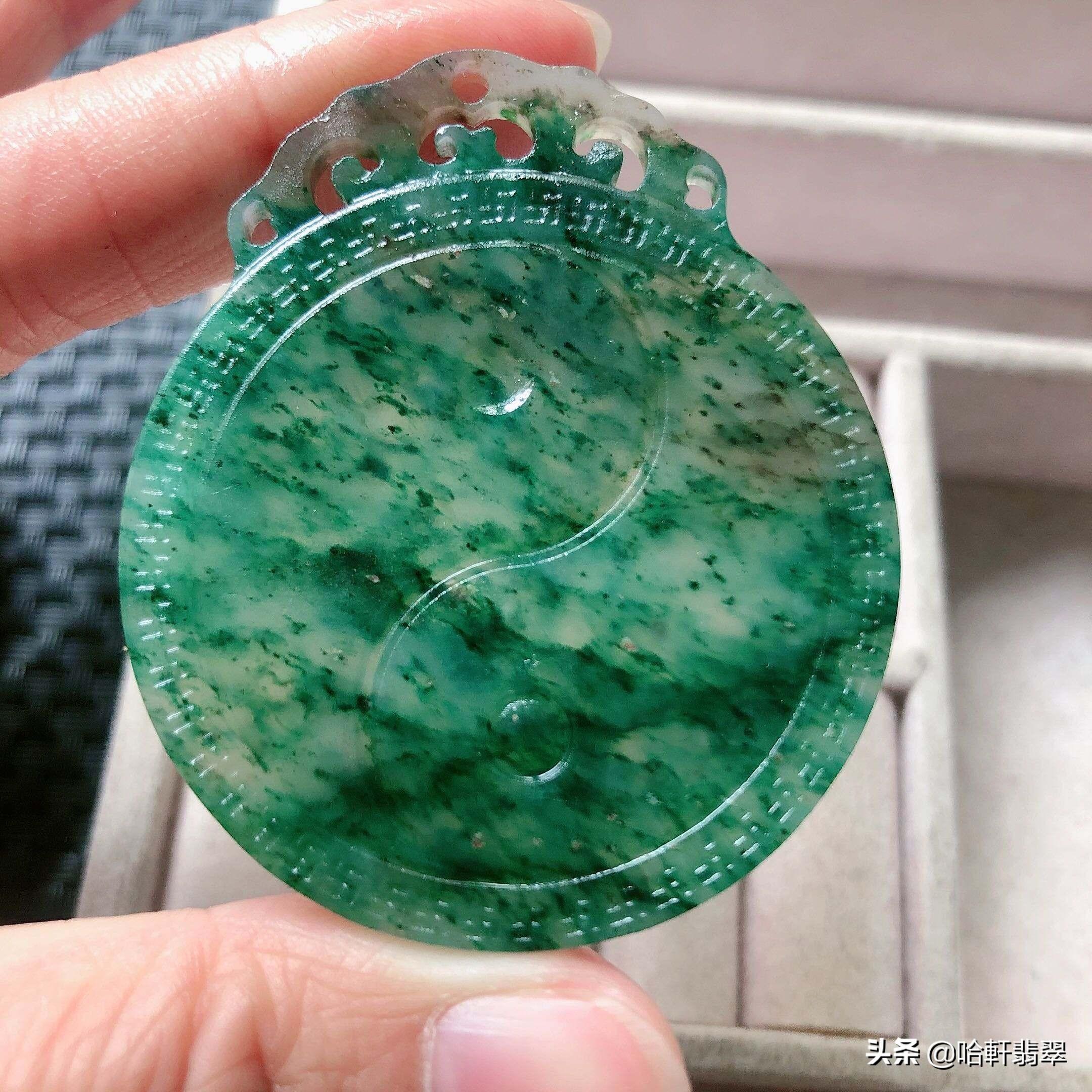 独山玉与翡翠区别（独山玉为什么屡屡被错认成翡翠）