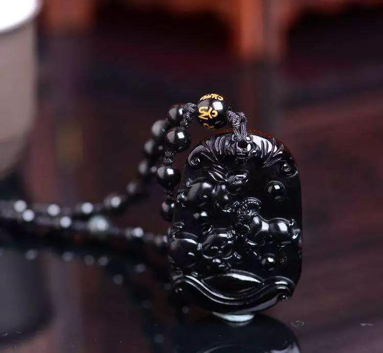 黑耀石的寓意和象征（黑曜石都有哪些功效与作用呢）