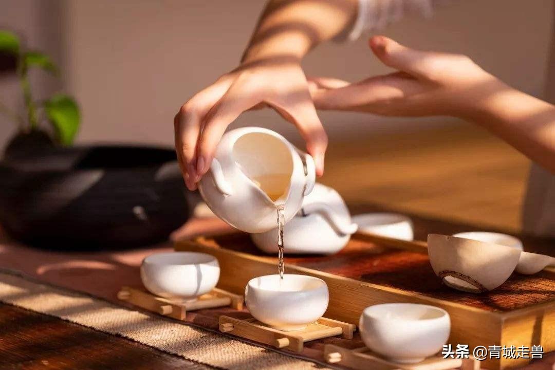 别人倒茶时怎样敲手指（倒茶时对方敲桌子到底有什么讲究）