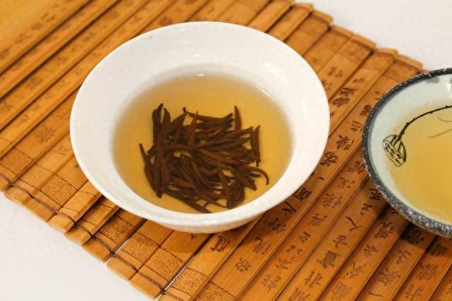 红茶用多少度的水温泡最好（分享正确的红茶冲泡步骤）