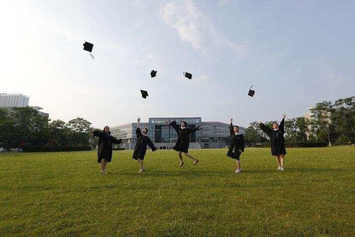 学士帽流苏放哪边（学士帽的流苏应该放左边还是右边）