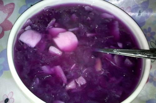 煮紫薯的水为什么是绿色的（紫薯煮水后变色还能吃吗）