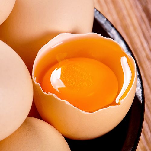 土鸡蛋的蛋黄是什么颜色（​土鸡蛋蛋黄是越黄越好吗）